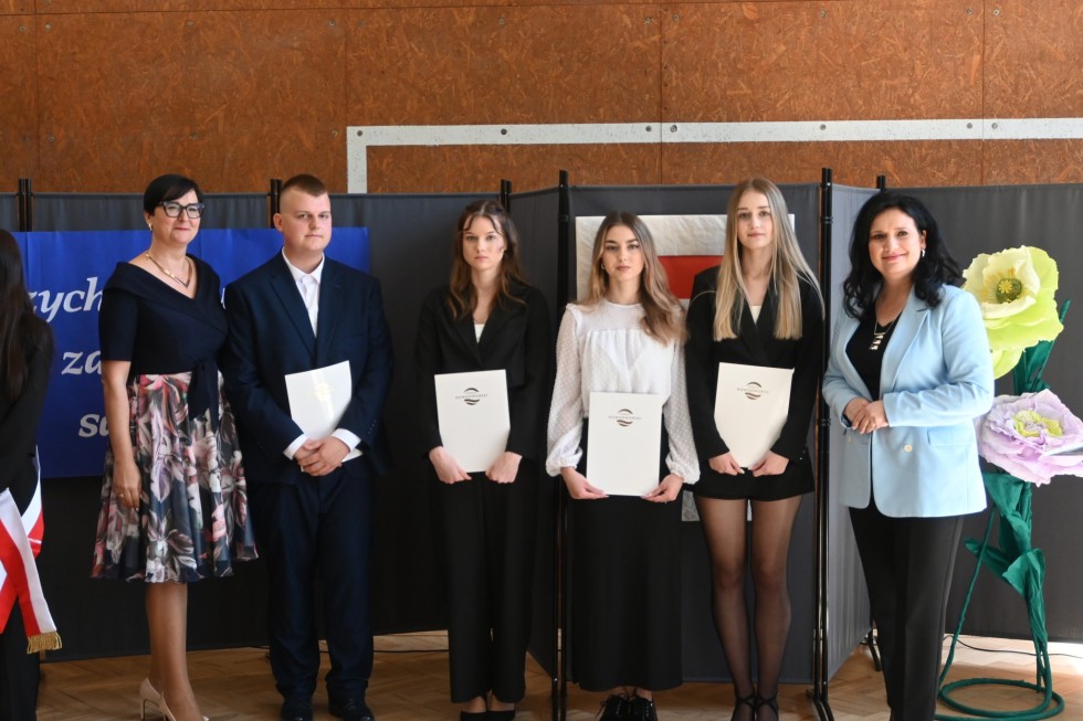 Maturzyści pożegnali szkołę – uroczysta akademia w Zespole Szkół w Nowym Dworze Gdańskim.