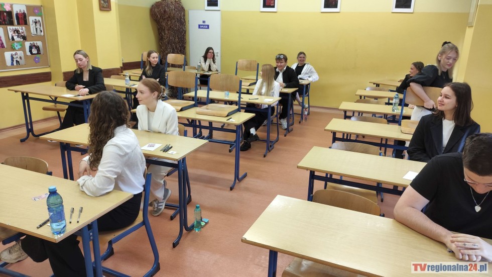 Maturalny maraton rozpoczęty - maturzyści zmierzyli się z językiem polskim. Wideo i zdjęcia