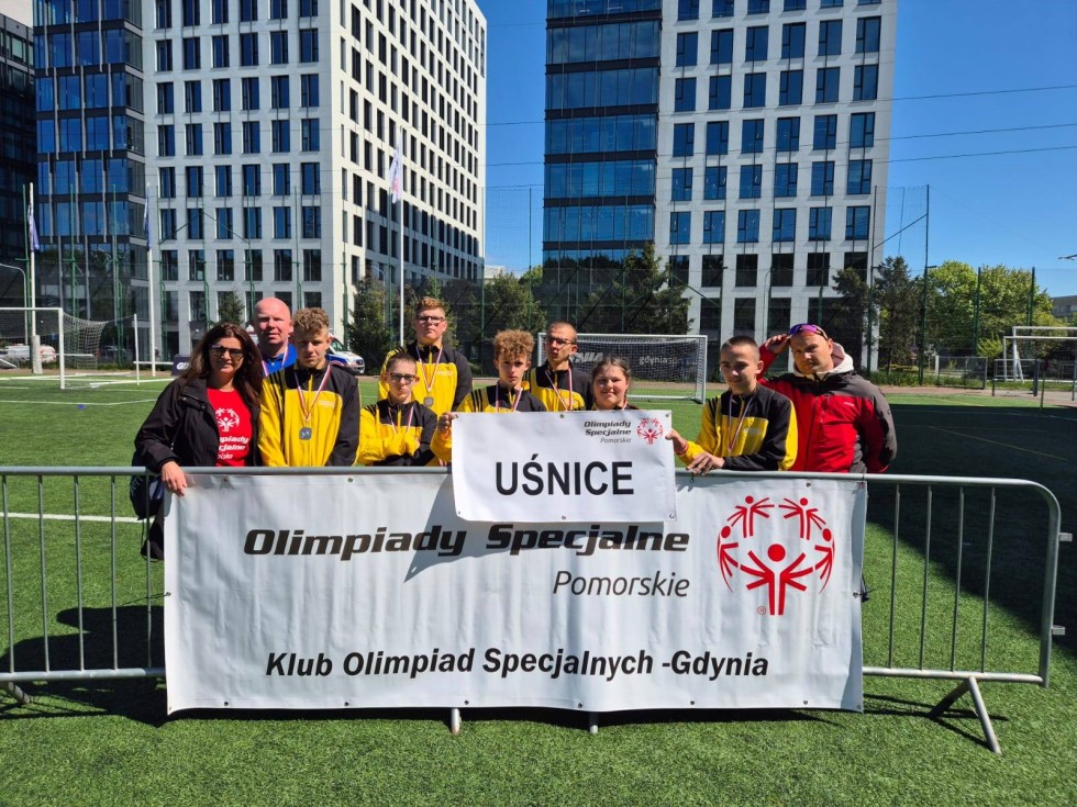 Srebrna drużyna z Uśnic - młodzi piłkarze na podium Pomorskiego Turnieju Olimpiad Specjalnych.