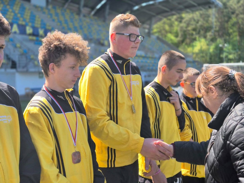 Srebrna drużyna z Uśnic - młodzi piłkarze na podium Pomorskiego Turnieju Olimpiad Specjalnych.