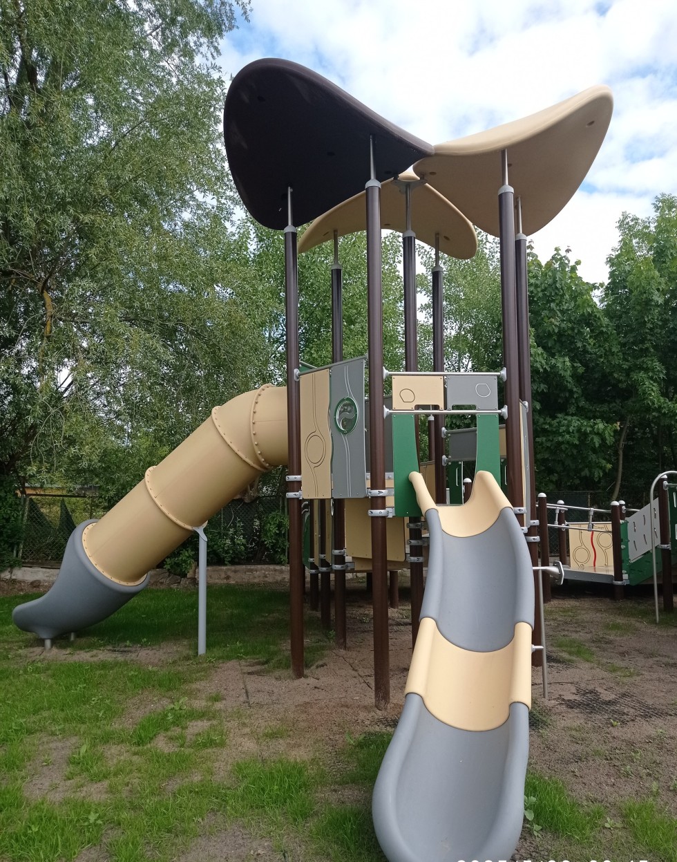 Nowy plac zabaw w Starym Polu – dostępny i przyjazny dla wszystkich dzieci.