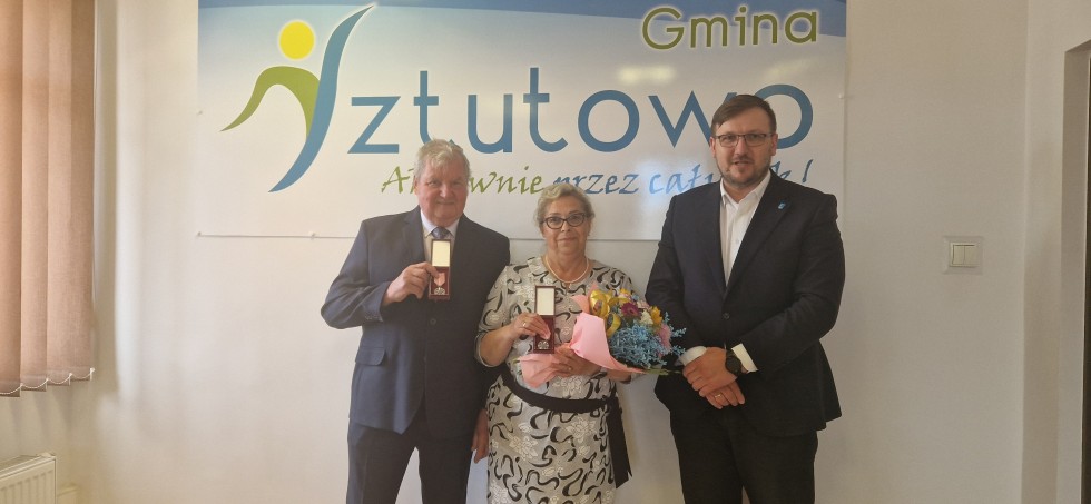 Złote Gody państwa Burczy – medale za 50. lat wspólnego życia.