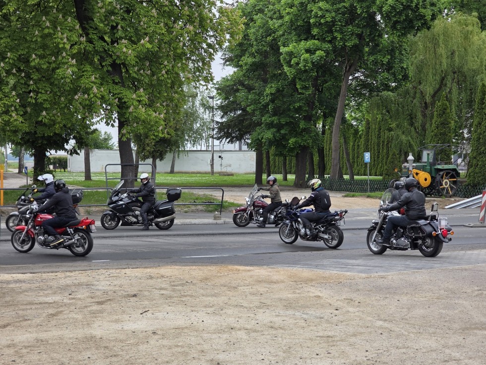 Motocyklowy hołd dla bohatera – VI Rajd Weteranów w Starym Polu.