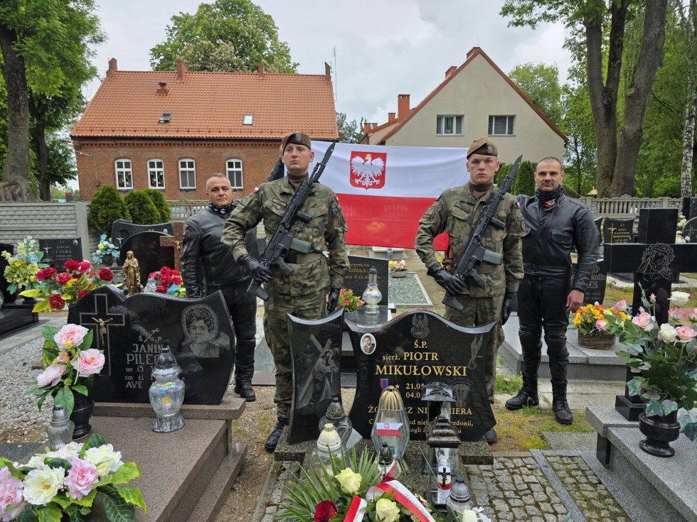 Motocyklowy hołd dla bohatera – VI Rajd Weteranów w Starym Polu.