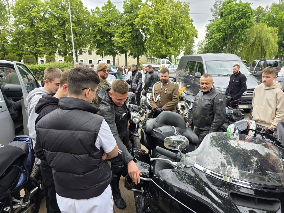 Motocyklowy hołd dla bohatera – VI Rajd Weteranów w Starym Polu.