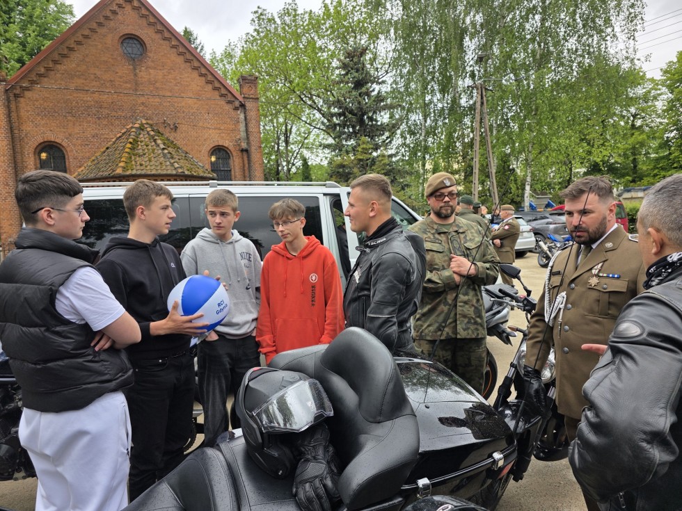 Motocyklowy hołd dla bohatera – VI Rajd Weteranów w Starym Polu.