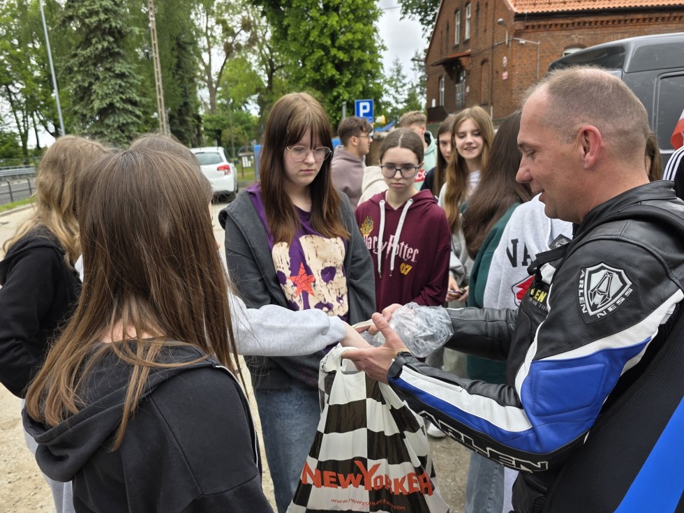 Motocyklowy hołd dla bohatera – VI Rajd Weteranów w Starym Polu.