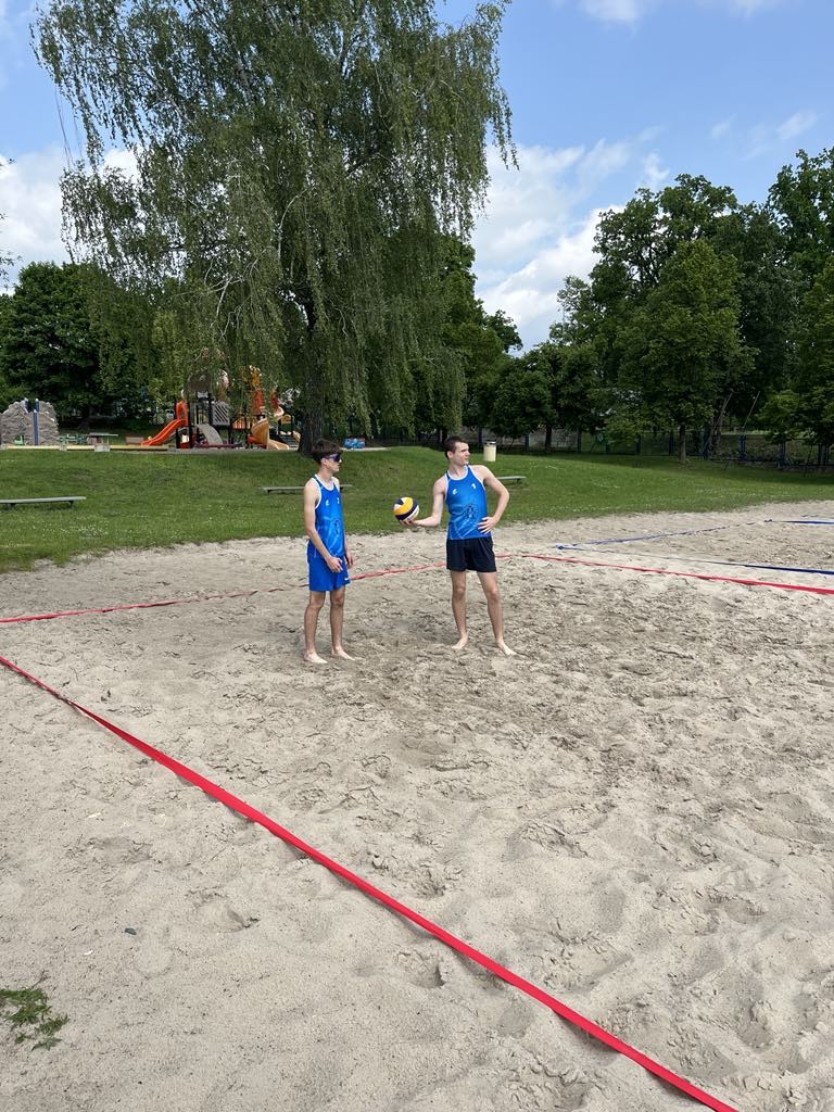 Uczniowie II LO najlepsi w półfinale Licealiady w siatkówce plażowej.
