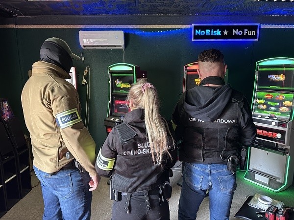 Służby Celno-Skarbowe z pomorskiej KAS przy asyście Policji, przeprowadzili kontrole punktów, w których urządzane były nielegalne gry na automatach.