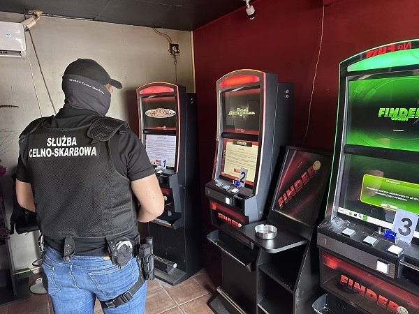 Służby Celno-Skarbowe z pomorskiej KAS przy asyście Policji, przeprowadzili kontrole punktów, w których urządzane były nielegalne gry na automatach.