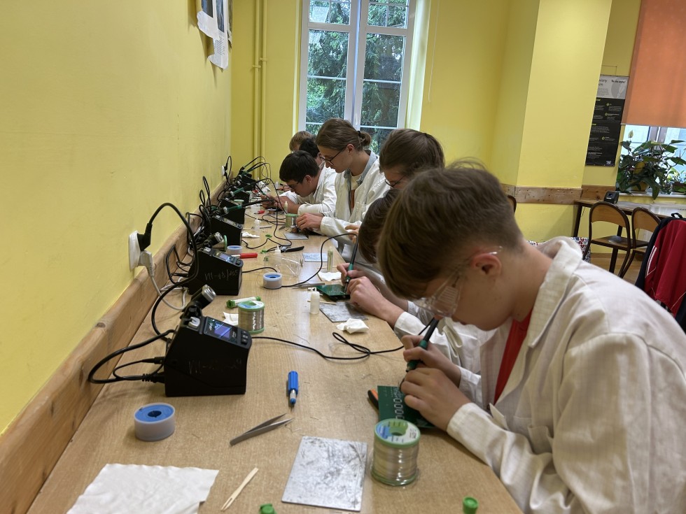 Nowoczesna elektronika w praktyce – kurs BGA dla młodych techników z Malborka.