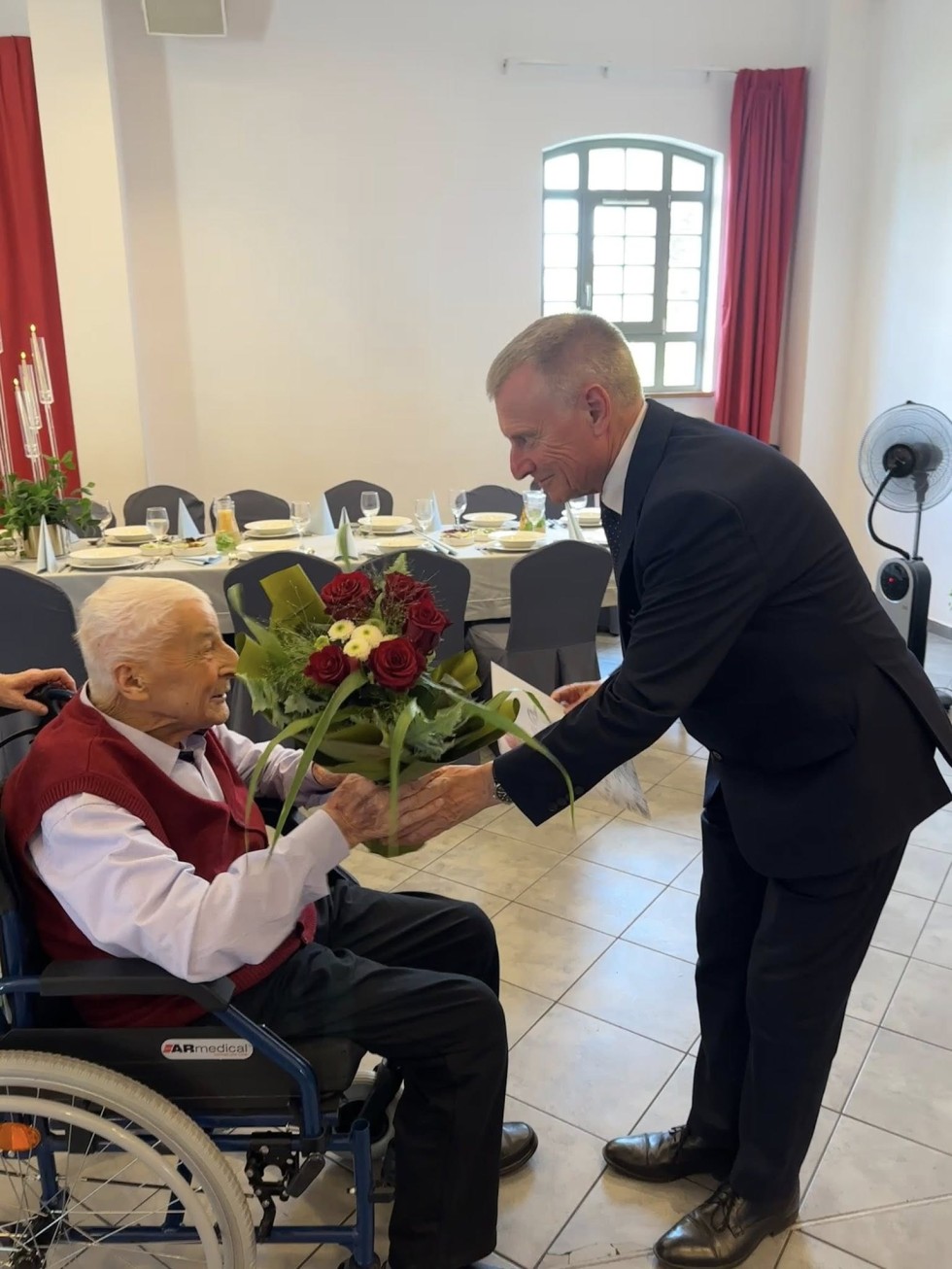 Pan Jan Piecyk świętuje 90. urodziny – wyjątkowy jubileusz mieszkańca Gminy Nowy Dwór Gdański.