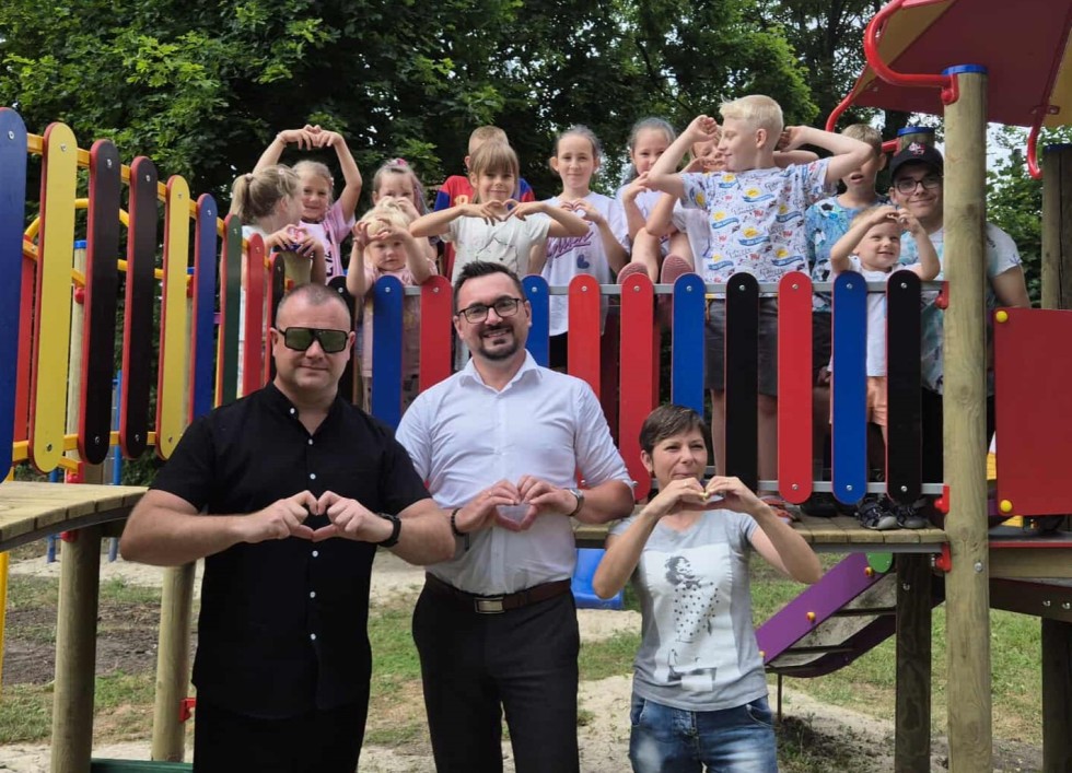 Nowy plac zabaw i ogród deszczowy w Gnojewie – radość najmłodszych i ekologia w praktyce.