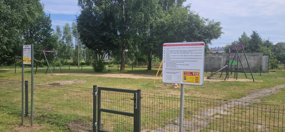 Bezpieczniej na placu zabaw w Sztutowie – nowe ogrodzenie już gotowe.