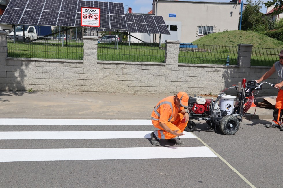Nowa malarka drogowa w Sztumie – pierwsze pasy już odmalowane.