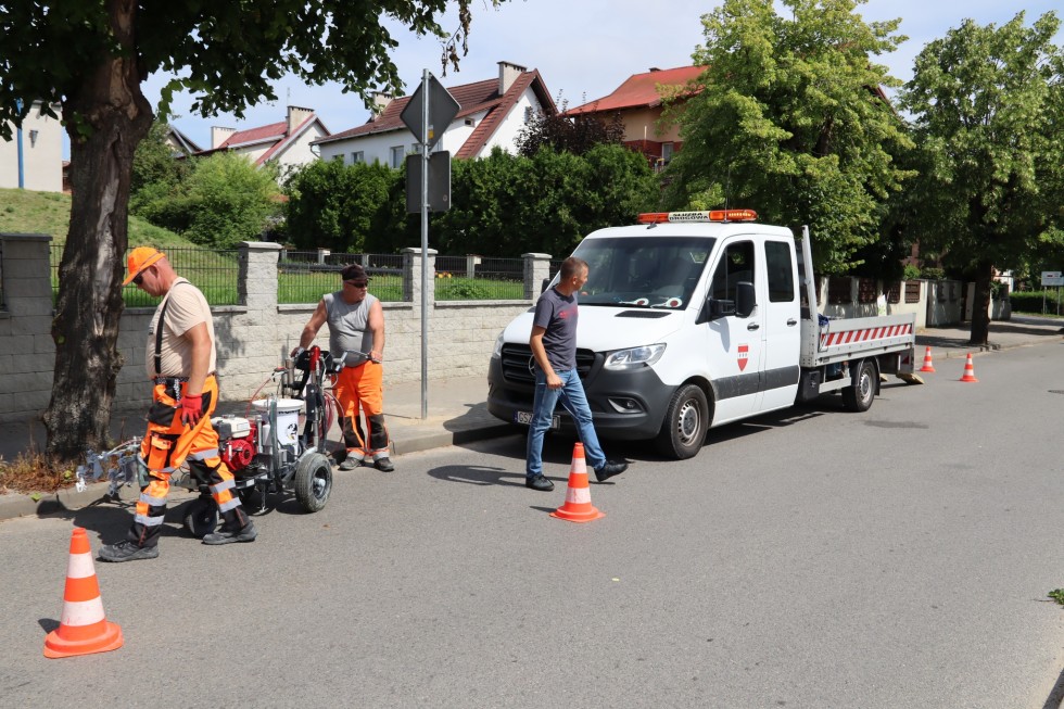 Nowa malarka drogowa w Sztumie – pierwsze pasy już odmalowane.