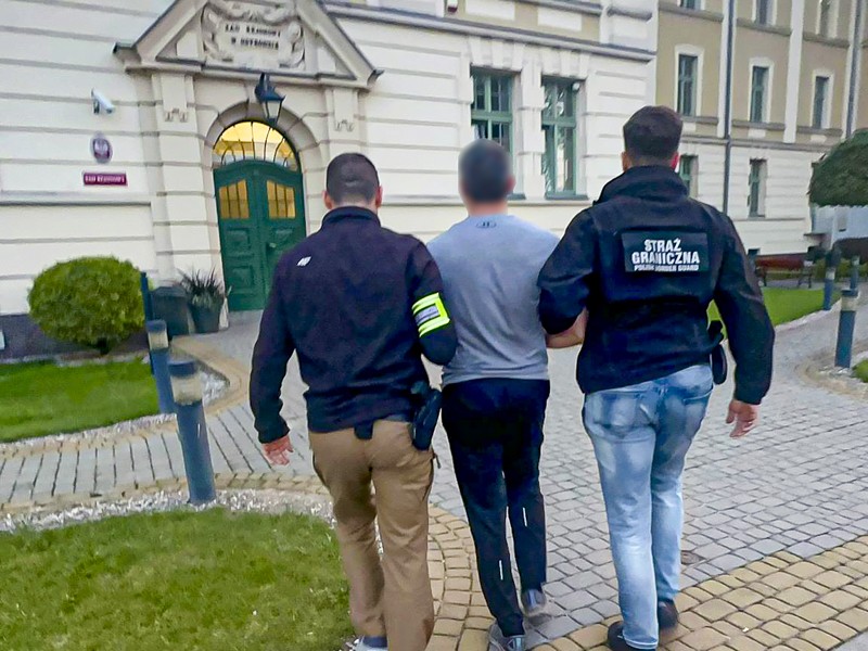 Nielegalna fabryka papierosów zlikwidowana w Ostródzie – zarzuty dla trzech mężczyzn.