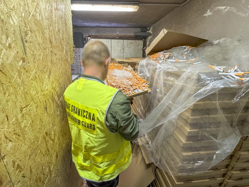 Nielegalna fabryka papierosów zlikwidowana w Ostródzie – zarzuty dla trzech mężczyzn.