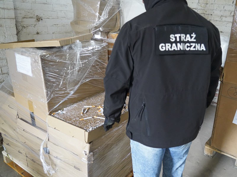 Nielegalna fabryka papierosów zlikwidowana w Ostródzie – zarzuty dla trzech mężczyzn.