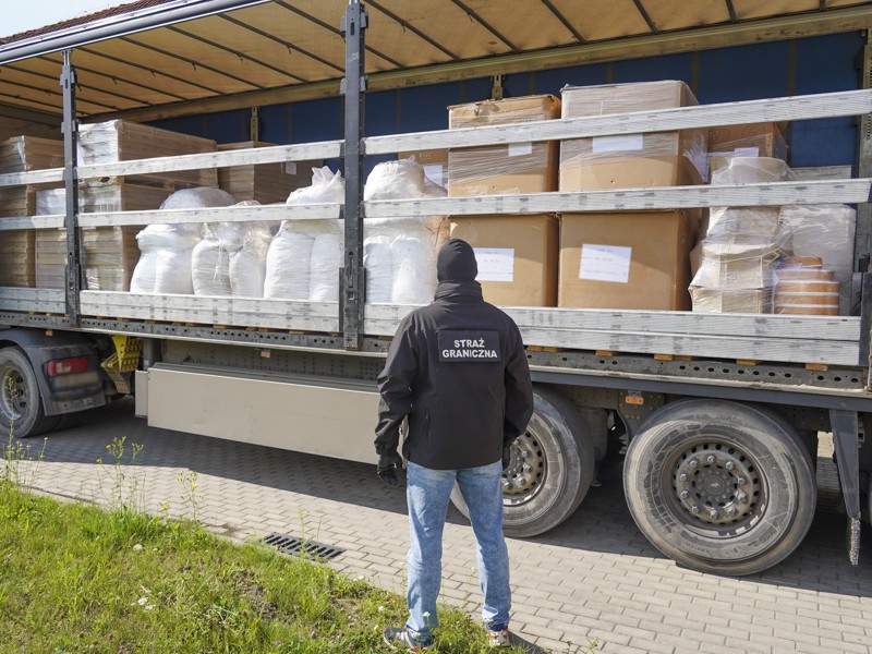 Nielegalna fabryka papierosów zlikwidowana w Ostródzie – zarzuty dla trzech mężczyzn.