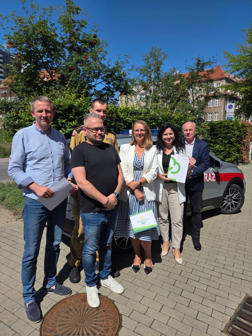 Słoneczne dachy dla nowodworskich strażaków - podpisano umowę na dofinansowanie projektu.