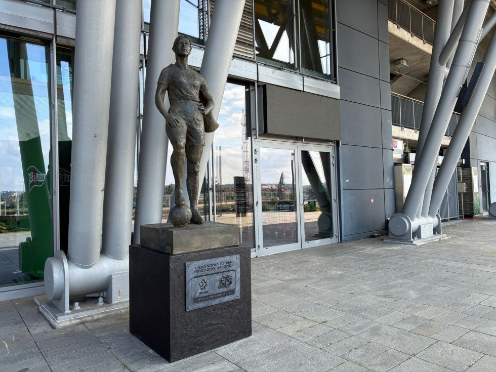 Piłka nożna jest kobietą – odsłonięcie symbolicznego pomnika kobiecego futbolu w Gdańsku.