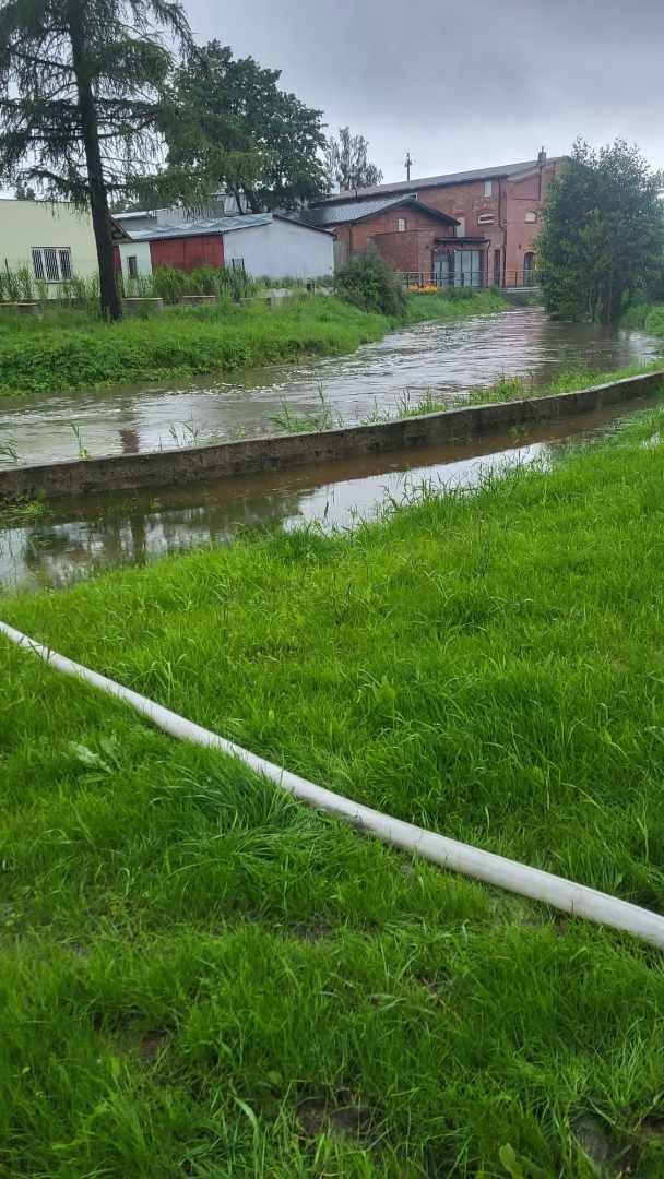Powiat sztumski w stanie podwyższonej gotowości – ponad 100 interwencji strażaków, zagrożenie na rzece Dzierzgoń.