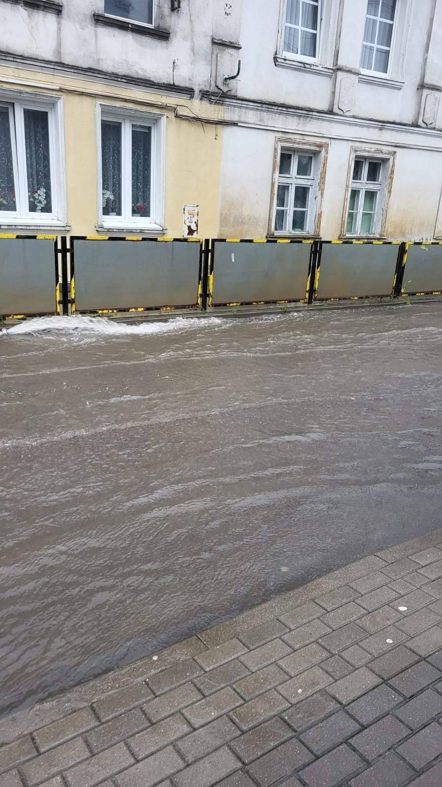 Powiat sztumski w stanie podwyższonej gotowości – ponad 100 interwencji strażaków, zagrożenie na rzece Dzierzgoń.