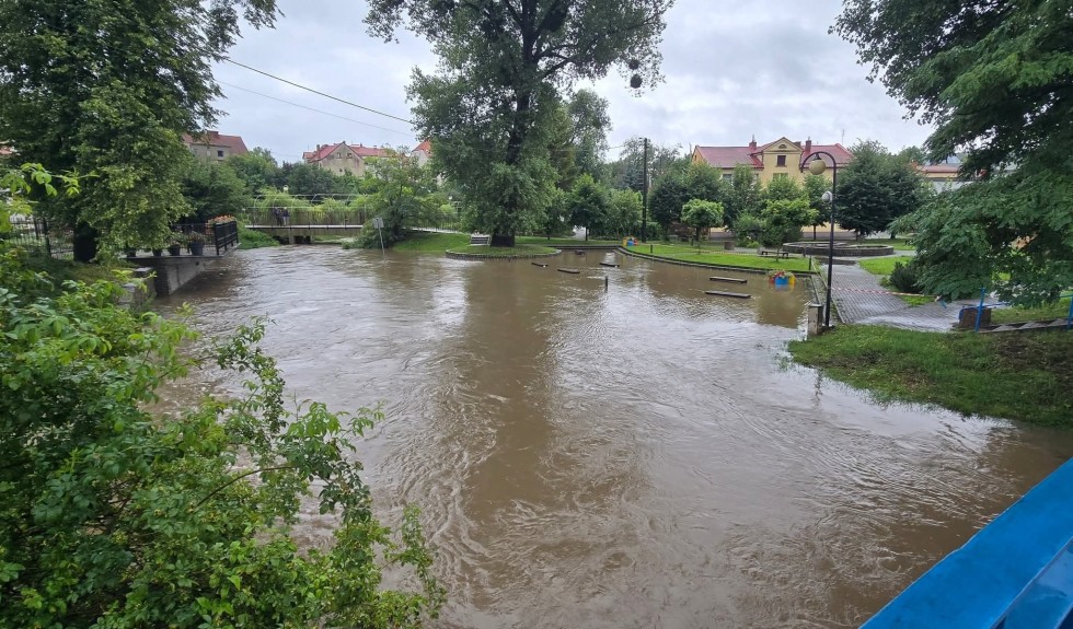 Powiat sztumski w stanie podwyższonej gotowości – ponad 100 interwencji strażaków, zagrożenie na rzece Dzierzgoń.