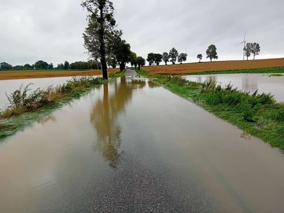 Powiat sztumski w stanie podwyższonej gotowości – ponad 100 interwencji strażaków, zagrożenie na rzece Dzierzgoń.