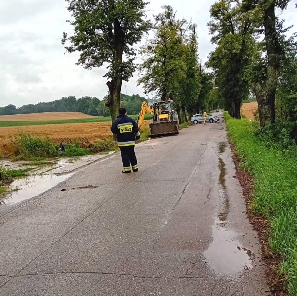 Powiat sztumski w stanie podwyższonej gotowości – ponad 100 interwencji strażaków, zagrożenie na rzece Dzierzgoń.