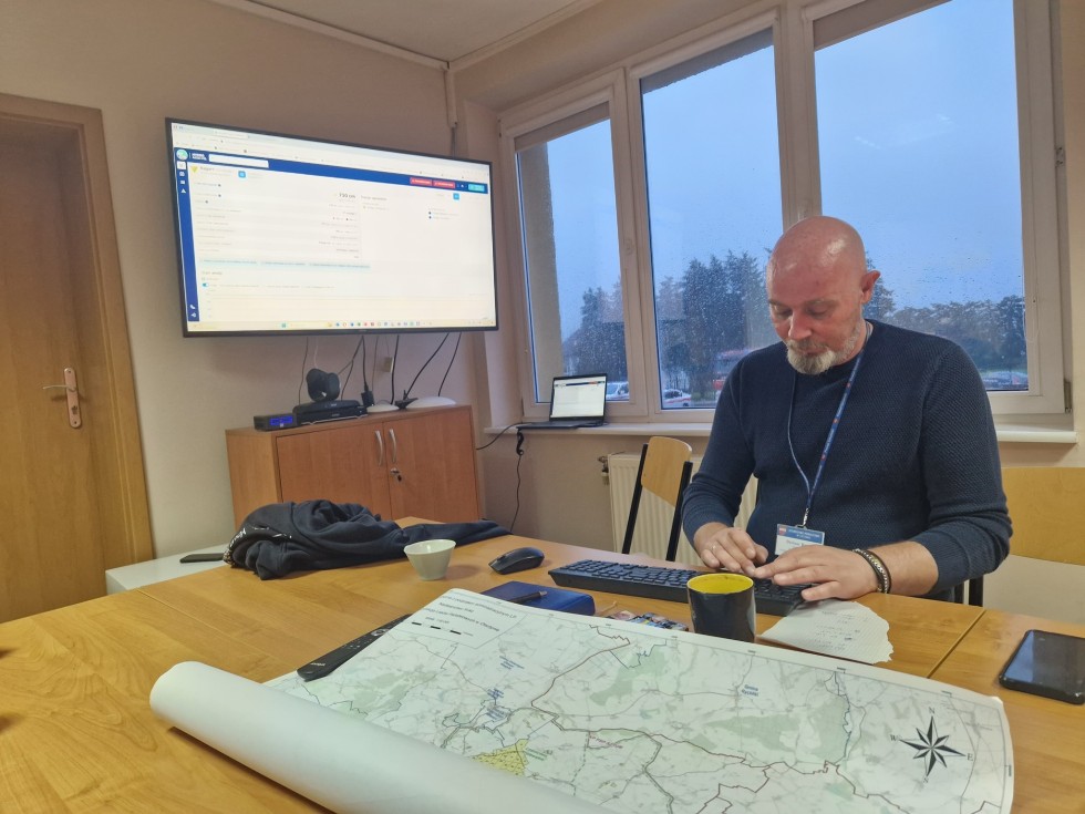 Powiat sztumski w stanie podwyższonej gotowości – ponad 100 interwencji strażaków, zagrożenie na rzece Dzierzgoń.