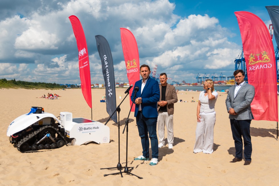 BeBot sprząta plażę Stogi – pierwszy taki robot w Polsce już pracuje w Gdańsku.