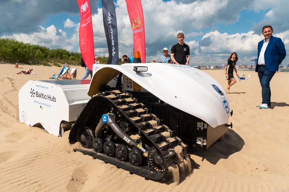 BeBot sprząta plażę Stogi – pierwszy taki robot w Polsce już pracuje w Gdańsku.