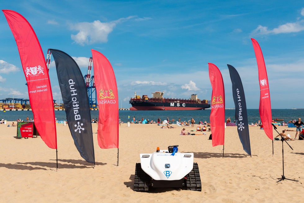 BeBot sprząta plażę Stogi – pierwszy taki robot w Polsce już pracuje w Gdańsku.