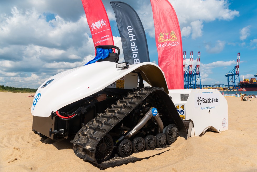 BeBot sprząta plażę Stogi – pierwszy taki robot w Polsce już pracuje w Gdańsku.