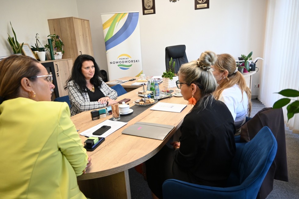 Nowy mikrobus dla osób z niepełnosprawnościami – Powiat Nowodworski podpisał umowę na dofinansowanie.