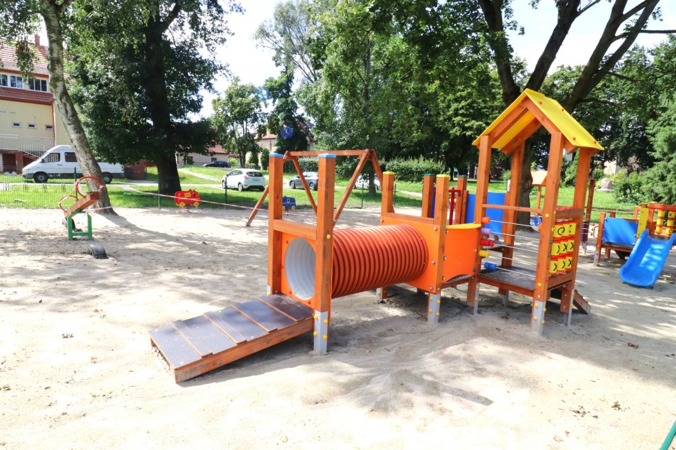 Nowy Staw inwestuje w dziecięcą radość – trwa modernizacja placu zabaw przy Klubie Malucha.