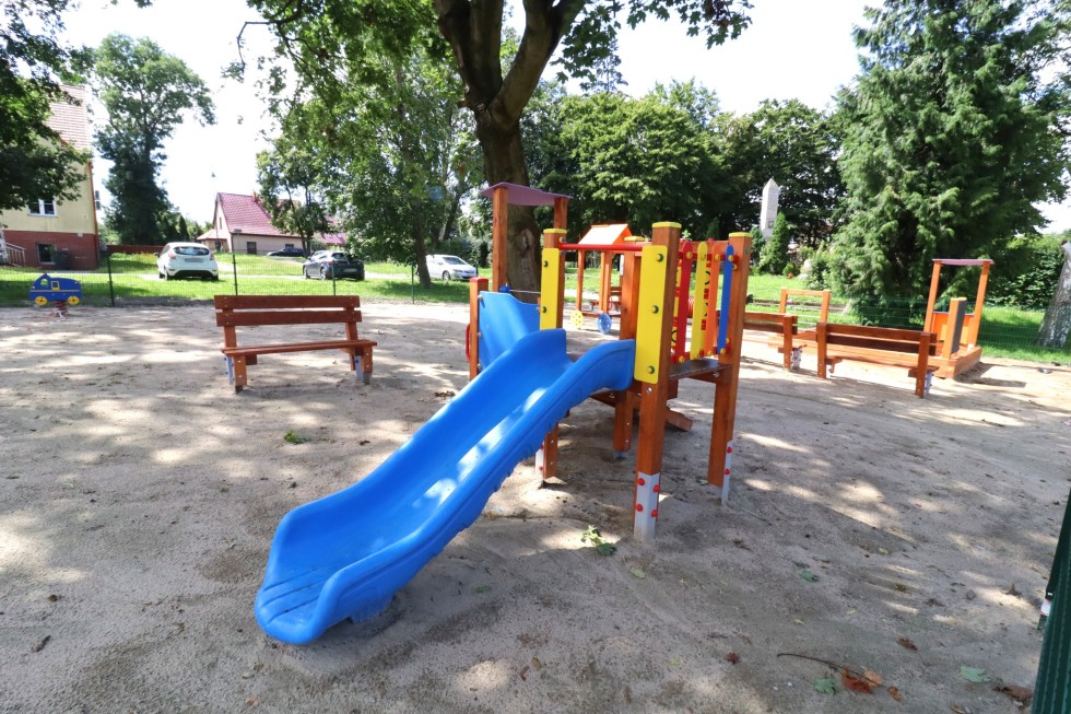 Nowy Staw inwestuje w dziecięcą radość – trwa modernizacja placu zabaw przy Klubie Malucha.
