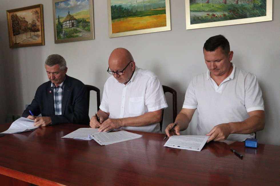 Nowe pracownie dla uczniów ZSZ w Barlewiczkach – podpisano umowę na przebudowę warsztatów.