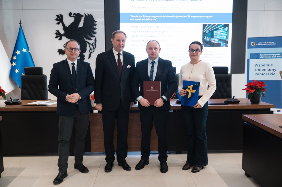 Nowe pojazdy i syreny dla OSP w powiecie nowodworskim dzięki funduszom unijnym.