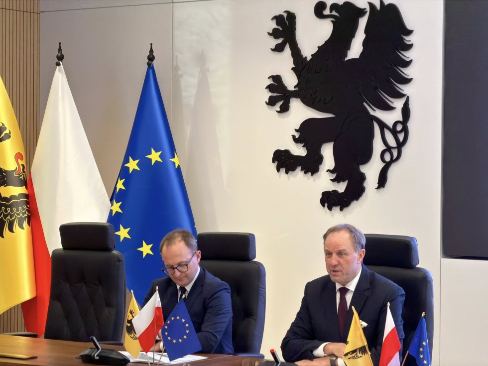 Nowe pojazdy i syreny dla OSP w powiecie nowodworskim dzięki funduszom unijnym.
