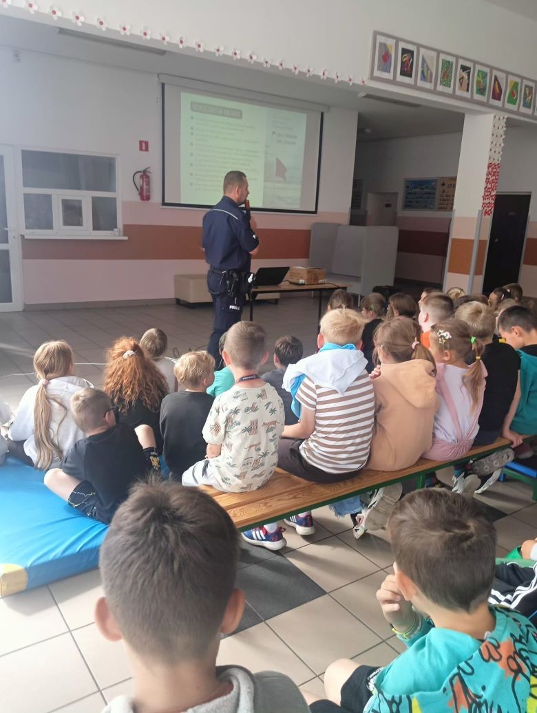 Kręci mnie bezpieczeństwo nad wodą - przedwakacyjne spotkania policjantów z dziećmi