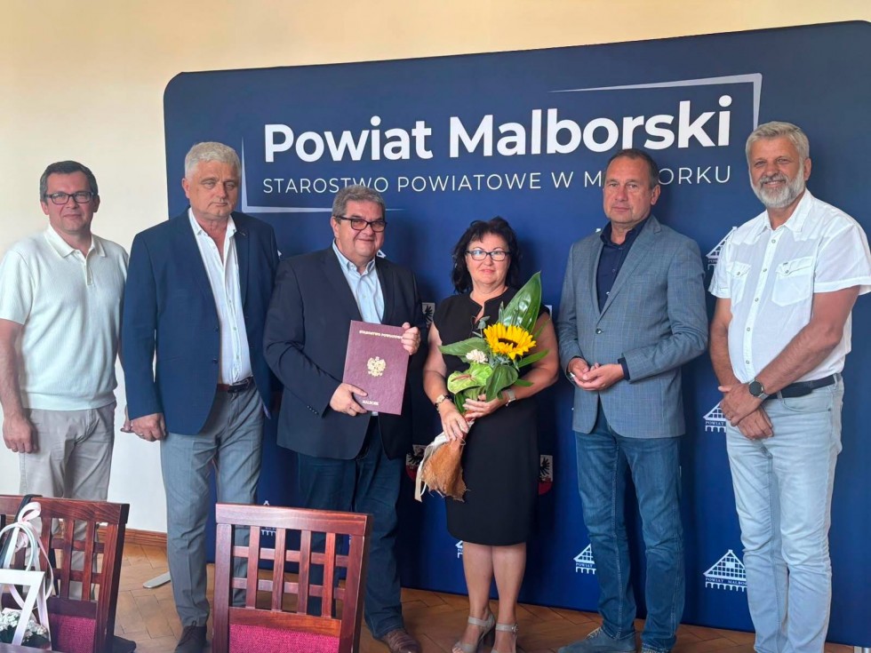 Akty powierzenia dla dyrektorów i awanse dla nauczycieli. Uroczystość w Starostwie Powiatowym w Malborku
