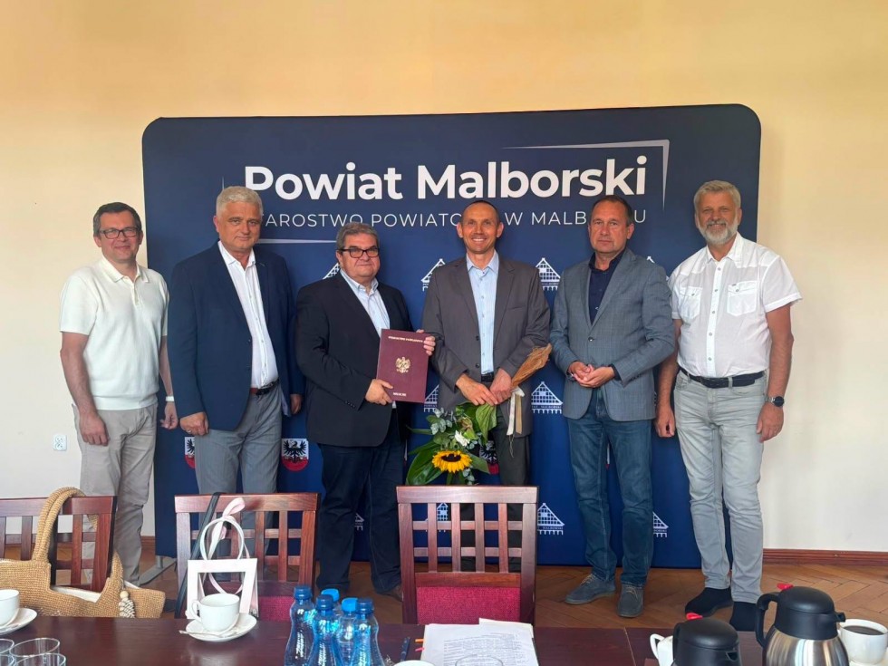 Akty powierzenia dla dyrektorów i awanse dla nauczycieli. Uroczystość w Starostwie Powiatowym w Malborku