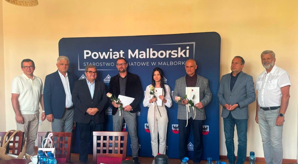 Akty powierzenia dla dyrektorów i awanse dla nauczycieli. Uroczystość w Starostwie Powiatowym w Malborku