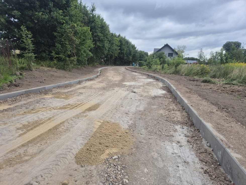 Ponad 1,3 mln zł na trasy rowerowe w gminie Miłoradz. Prace trwają w Kończewicach i Bystrzu