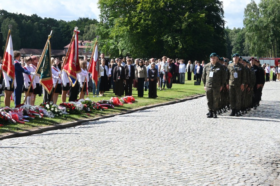 87. lat od pierwszego transportu do Stutthofu. W Sztutowie oddano hołd ofiarom niemieckiego nazistowskiego obozu