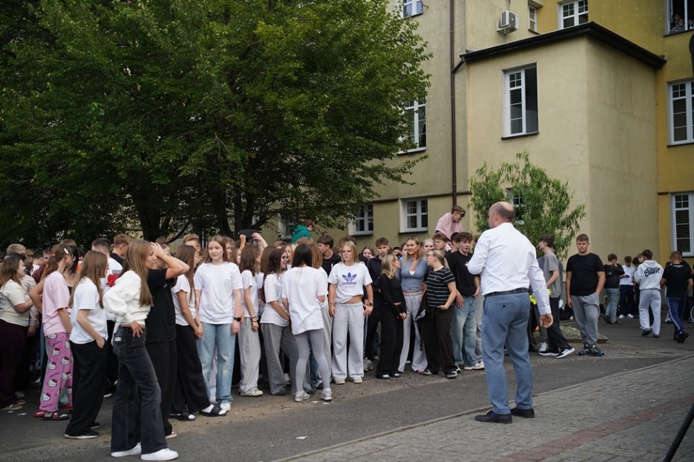 Pierwszaki ruszyły szkolnym pociągiem! Kolorowe otrzęsiny w Technikum nr 3 w Malborku