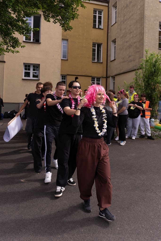 Pierwszaki ruszyły szkolnym pociągiem! Kolorowe otrzęsiny w Technikum nr 3 w Malborku
